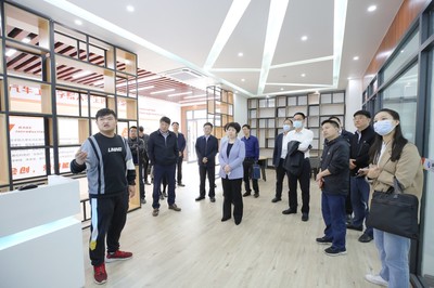 十堰市副市長(zhǎng)劉運(yùn)梅一行蒞校調(diào)研科技創(chuàng)新工作
